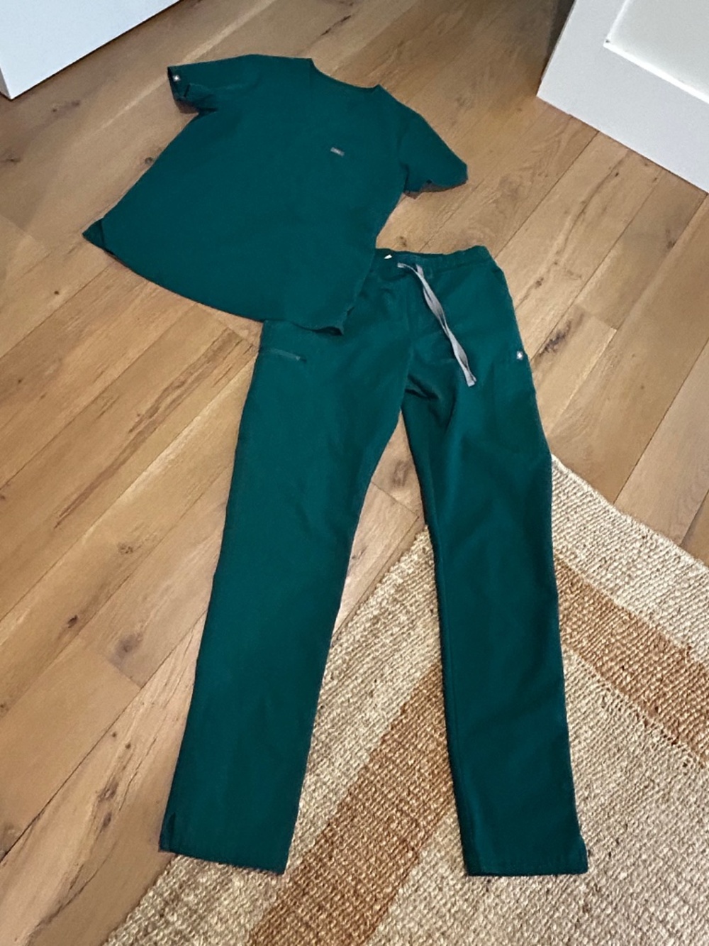 SET Figs Hunter EMERALD Green Scrubs Top M Bottoms MT - Picture 13 of 13